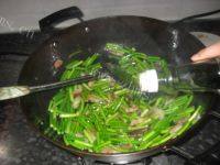 家常回锅肉炒蒜苔做法图解9)
