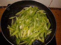 鲜甜芹菜炒肉片做法图解4)