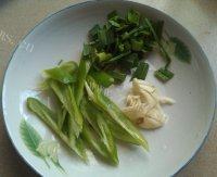 家常菜香干炒肉片做法图解2)