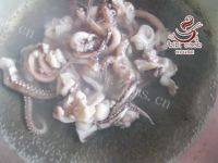 家庭版韭菜炒鱿鱼做法图解4)