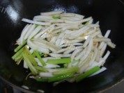 白菜梗炒肉做法图解5)