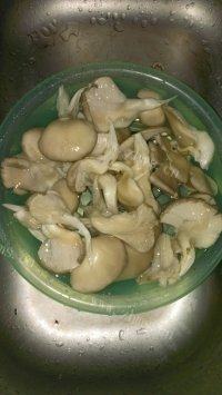简单的蘑菇鸡蛋汤做法图解1)