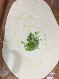 葱油饼做法图解3)