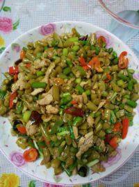 开胃的酸豆角炒肉做法图解1)
