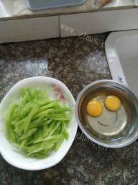 家常菜莴苣炒鸡蛋做法图解2)