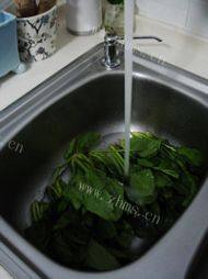 家常菜蒜蓉炒菠菜做法图解1)