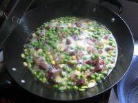 蚕豆腊肉焖饭做法图解4)