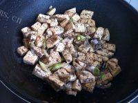 秘制虾酱炒豆腐做法图解8)