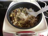 美味的牛肉丁扁豆饭做法图解11)