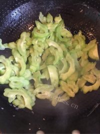 美味的苦瓜炒蛋做法图解5)