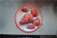 简单的草莓奶昔的做法图解三