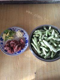 腊肠芸豆焖面做法图解1)