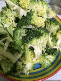 香喷喷的西兰花炒肉做法图解1)