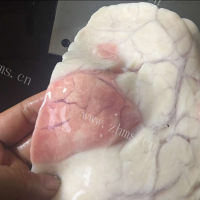 美味的猪肺筒骨莲藕汤做法图解3)