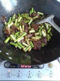家常菜蒜苔炒牛肉做法图解7)