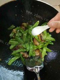百吃不厌的荷兰豆炒腊肉做法图解6)