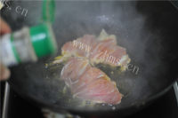 热腾腾的西班牙海鲜饭做法图解5)