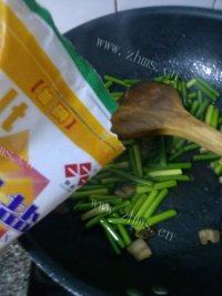 妈妈教我做蒜薹炒肉做法图解6)