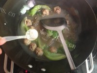 自制肉丸粉片青菜汤做法图解8)