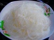 美味的金针瘦肉粉丝汤做法图解3)