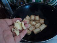 家常菜茼蒿炒豆腐做法图解5)