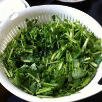家常菜芹菜炒肉做法图解2)
