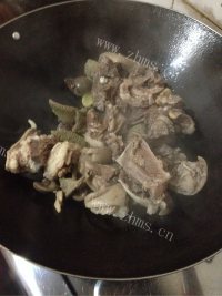 美味的莲藕焖羊肉做法图解7)