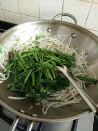 家常菜豆芽炒韭菜做法图解6)