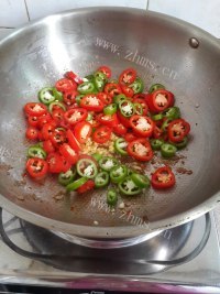 美味的双椒炒肉碎做法图解5)