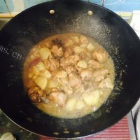 鲜美可口的鸡腿炖土豆做法图解4)
