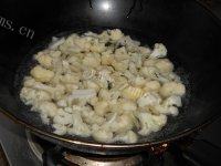家常菜肉片炒菜花做法图解3)