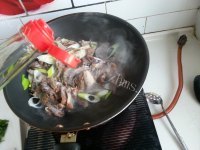 热腾腾的葱炒羊肉做法图解6)
