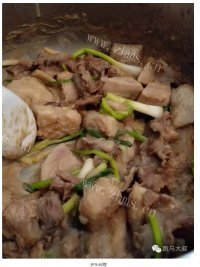 美味的芋头闷排骨做法图解8)