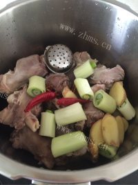 滋补炖羊骨做法图解7)