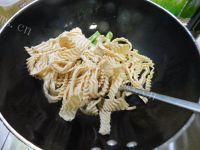 家常菜青椒炒豆皮做法图解6)