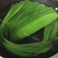 美味的水晶西米南瓜粽做法图解5)