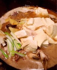 香气浓郁的鲶鱼炖豆腐做法图解7)