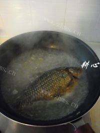 自制木耳萝卜鲫鱼汤做法图解6)