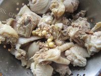 美味的竹笋鸡汤做法图解4)