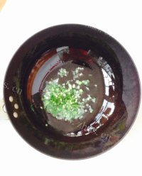 热腾腾的鸡蛋酱拌面做法图解3)