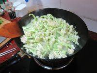 营养丰富的腊肉炒菜花做法图解5)