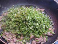 家常菜芹菜炒肉末做法图解7)