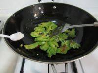 食欲满满的苦瓜小炒肉做法图解8)