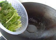 芹菜炒腊肠做法图解4)