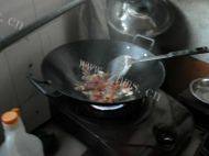 洋葱炒肉做法图解4)