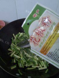 美味的素炒蒜薹做法图解5)