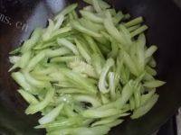 木耳炒芹菜自制做法图解4)