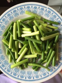 唇齿留香的蒜苔炒肉做法图解1)