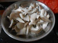 美味的平菇肉片汤做法图解3)