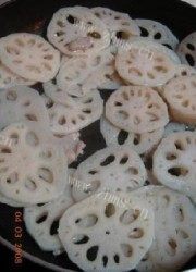 香气浓郁的辣炒莲藕做法图解3)